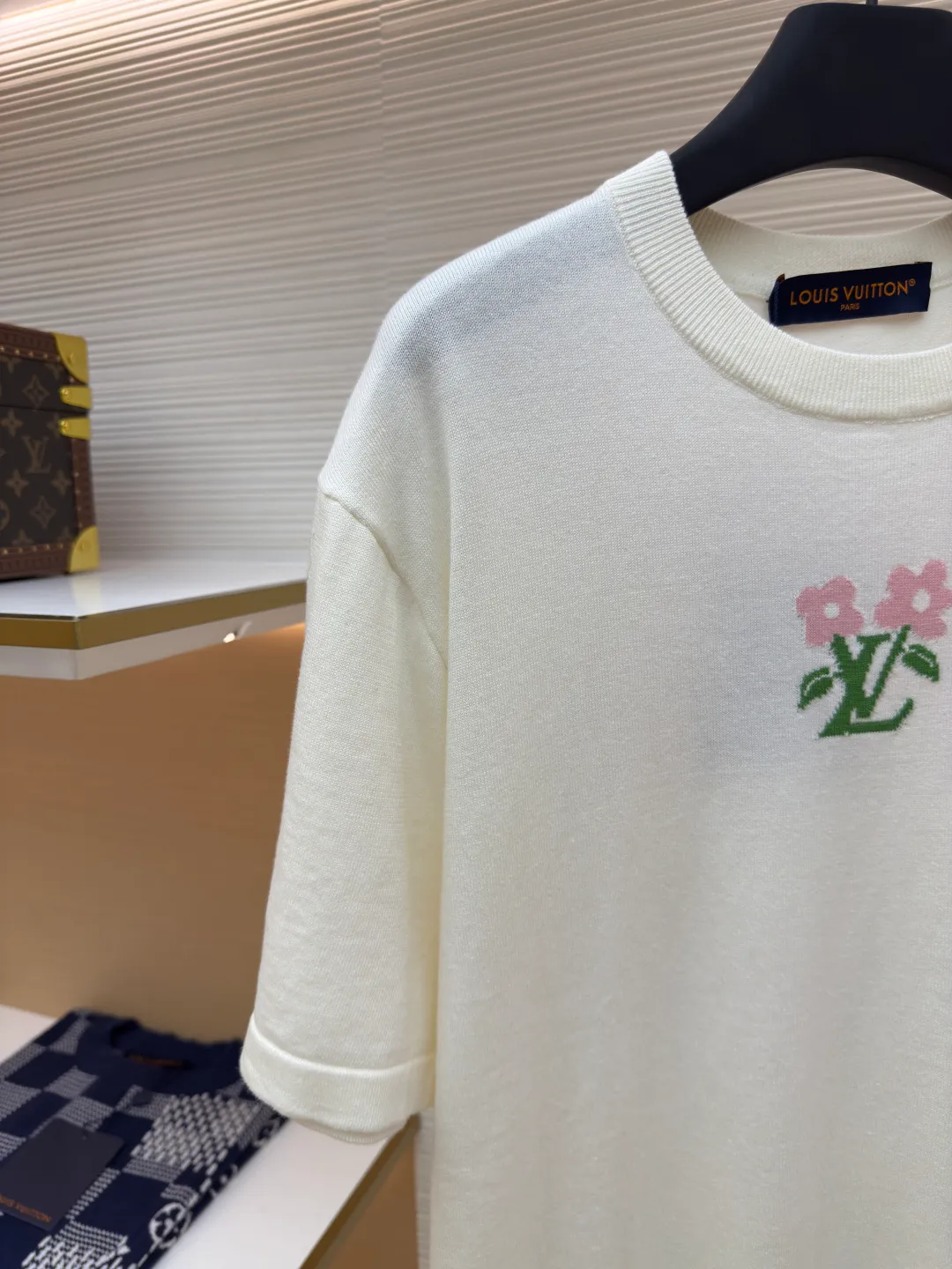 LOUIS VUITTON woolen short sleeves with floral logo ●Authentic product: Purchased and developed at 9250 ●Item number: 1680130-A55 ●Fabric: pure cotton fabric ●Technology: woolen fabric ●Version: fitted version ●Weight: about 258 grams ●Size: XS-S-M-L ●Description: Knitting is carried out using a Stoll 14-needle ultra-fine machine imported from Germany worth 47W. It is knitted at a parallel and even speed with reference to the original single-sided partial mesh bottom hanging wool structure. Each piece takes 270 minutes. During the weaving, 16 sand spits are used to alternately knit back and forth. The number of knitting rows for a single front garment hanging wool is as high as 6352. The newly woven garment has so many knots that it requires It requires pure manual thread picking, knot head inspection, random inspection before seam picking, washing, original main label, wash mark, details down to the height of the wash mark, stitching method, and final ironing. Only after a general inspection can it be packaged and shipped. It is not like those ordinary computerized flat knitting machines. In order to rush the goods, the speed is turned to the limit, and the stitches of the knitted garments are different in size, code, and patterns. The overall wiring is straight and delicate, the fabric is comfortable and soft, and the color is consistent without color difference. It can be matched with the same style to create a fashionable look and control various occasions. Customized accessories, complete with three standards, same style for men and women!